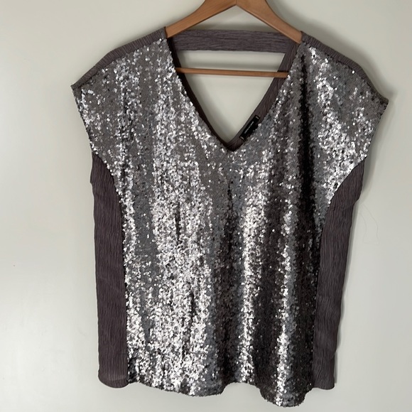 STELLA & DOT silver sequin top - Picture 1 of 7